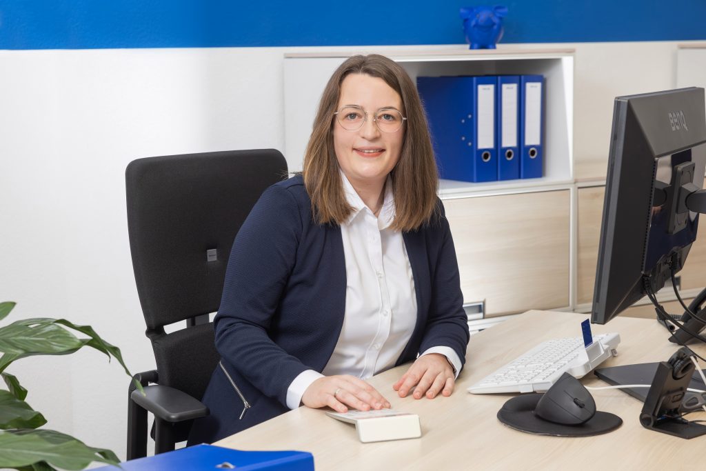 Porträt von Sabrina, Mitarbeiterin bei Freund Immobilien, lächelnd und in die Kamera blickend.